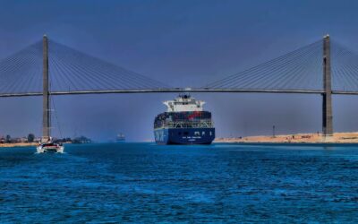 Suez Canal Bridge 2008 Containerschiff CMA CGM Thalassa - Oliver Clarke - Wikimedia Commons - httpscreativecommons.orglicensesby2.0deed.en 300 dpi Suez Canal Bridge 2008 Containerschiff CMA CGM Thalassa - Oliver Clarke - Wikimedia Commons - httpscreativecommons.orglicensesby2.0deed.en 300 dpi